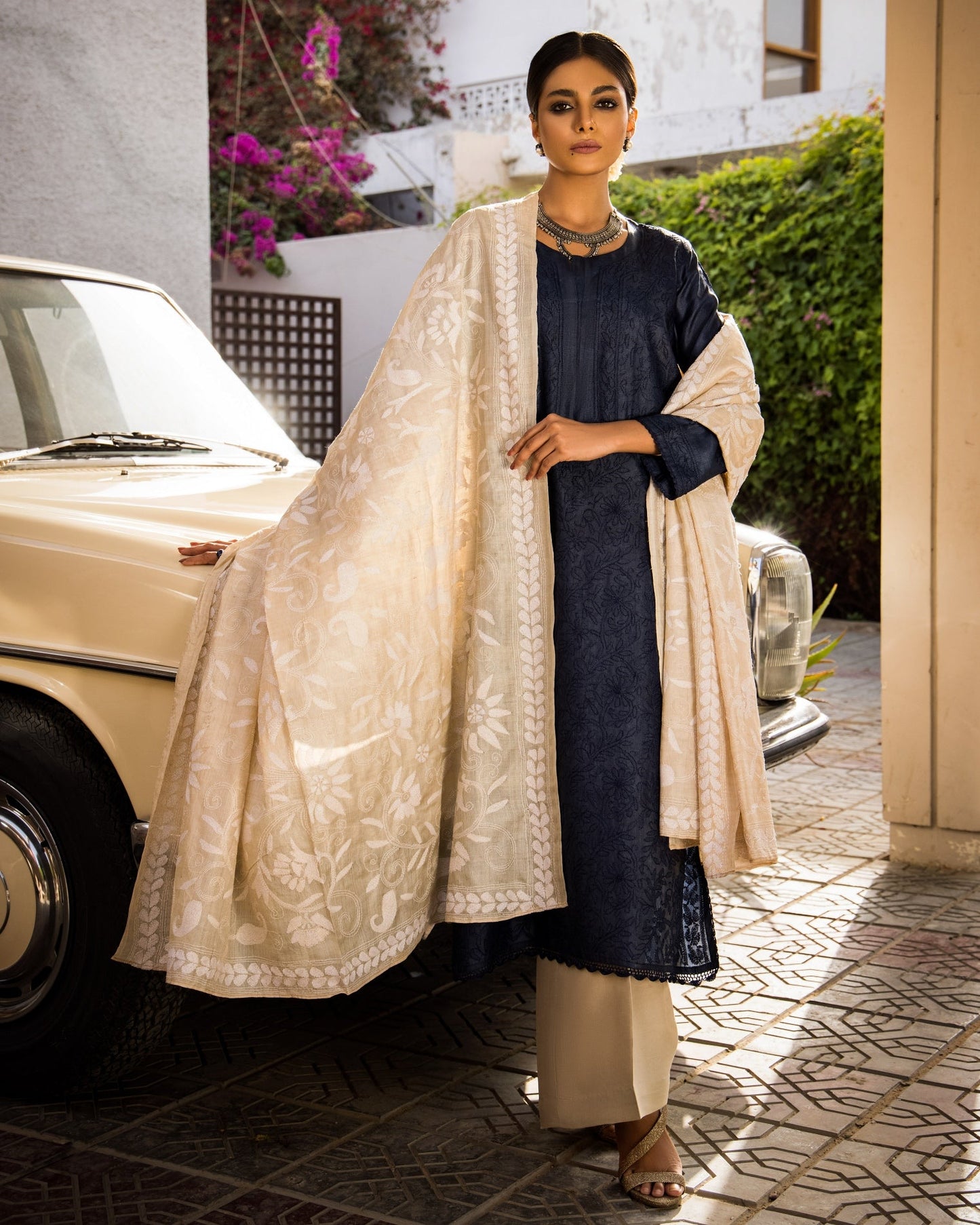 Aafrinish Zooni Sheikh Zooni-Sheikh Embroidery Pakistan Fashion Aafrinish chikankari kurta Midnight Blue tussar silk kurta hand embroidery offwhite-white kantha dupatta duppata fashion Mercedes-Benz 1970 Aafrinish-by-Niazi