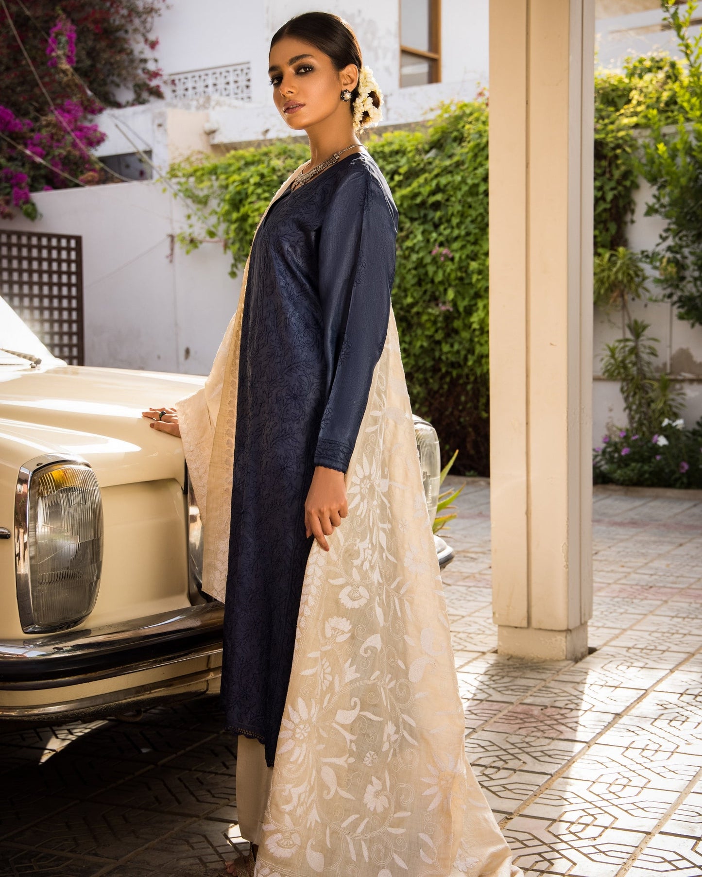 Aafrinish Zooni Sheikh Zooni-Sheikh Embroidery Pakistan Fashion Aafrinish chikankari kurta Midnight Blue tussar silk kurta hand embroidery offwhite-white kantha dupatta duppata fashion Mercedes-Benz 1970 Aafrinish-by-Niazi